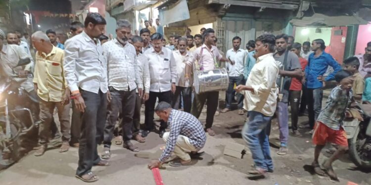 खा.संजय राऊतांना जामीन मिळाल्याने रनाळ्यात फटाक्यांची आतिषबाजी