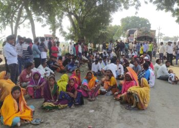 तळोदा ते नंदुरबार रस्त्याच्या दुरुस्तीसाठी दोन राज्याच्या नागरीकांचे  रास्ता रोको आंदोलन