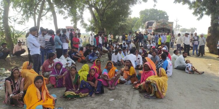 तळोदा ते नंदुरबार रस्त्याच्या दुरुस्तीसाठी दोन राज्याच्या नागरीकांचे  रास्ता रोको आंदोलन