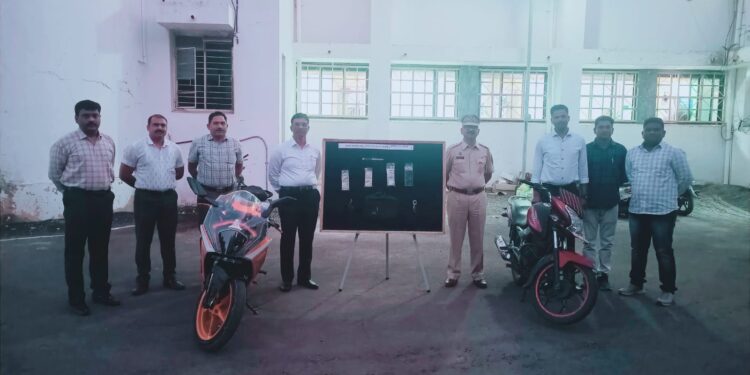 ओळखीचाच निघाला चोर :  बालाजी वेफर्सच्या वाहनावर दरोडा टाकणारी टोळी जेरबंद, साडेतीन लाखाचा मुद्देमाल हस्तगत