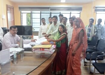 रस्त्याची चौकशीच्या मागणीसाठी पाडामुंडा ग्रामस्थांचे मुख्यमंत्र्यांना निवेदन