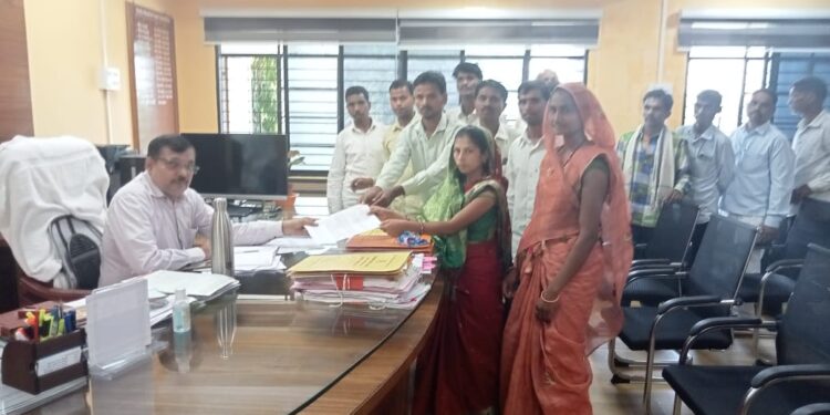रस्त्याची चौकशीच्या मागणीसाठी पाडामुंडा ग्रामस्थांचे मुख्यमंत्र्यांना निवेदन