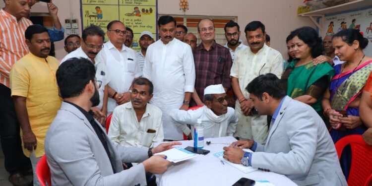 शहादा येथे जनजातीय गौरव दिनानिमित्त 800 रुग्णांची मोफत आरोग्य तपासणी