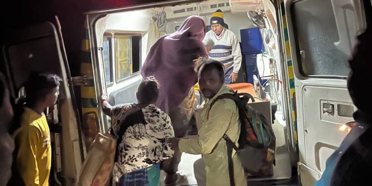 साखरपुडा करून घरी जाताना दोन वाहनांची समोरासमोर धडक,15 जण जखमी