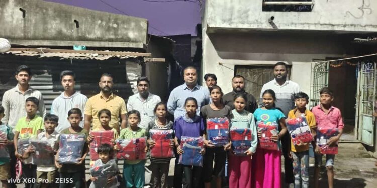 बालदिनिामित्त राट्रवादी युवक कॉंग्रेसतर्फे स्वेटर वाटप