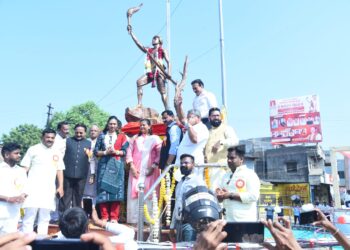 तळोदा येथे भगवान बिरसा मुंडा पूर्णाकृती पुतळ्याचे ग्रामविकास मंत्री ना.गिरीश महाजन यांच्या हस्ते अनावरण