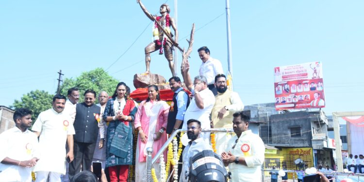 तळोदा येथे भगवान बिरसा मुंडा पूर्णाकृती पुतळ्याचे ग्रामविकास मंत्री ना.गिरीश महाजन यांच्या हस्ते अनावरण