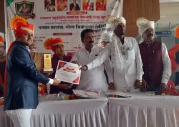 पुणे येथे आकीब धोबी यांचा समाज गौरव पुरस्काराने सन्मान