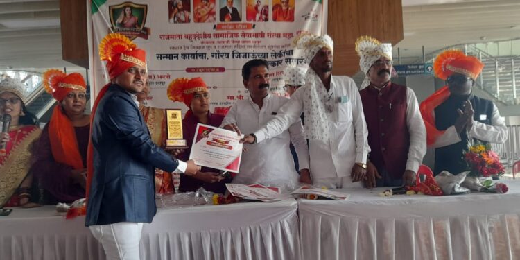 पुणे येथे आकीब धोबी यांचा समाज गौरव पुरस्काराने सन्मान