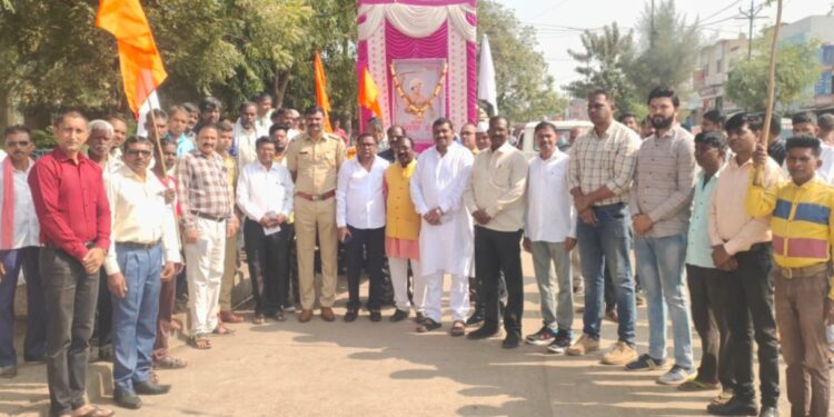 नवापूर येथे भगवान बिरसा मुंडा जयंती निमित्त शोभायात्रा,भाजपा तालुका अध्यक्ष भरत गावीत यांनी दाखवली हिरवी झेंडी