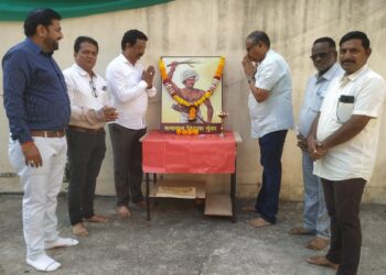 आमदार कार्यालयात बिरसा मुंडा यांना अभिवादन