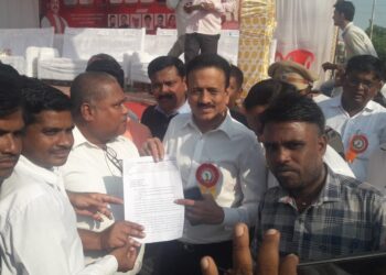 संगणक परीचालकांना पद निश्चिती करून कर्मचारी दर्जा व किमान वेतन देऊन न्याय  देण्याची संघटनेचे ना.गिरीश महाजन यांच्याकडे मागणी