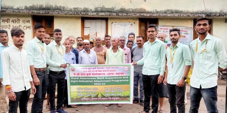 अनरद येथे कृषिदुतांनी शेतकऱ्यांना दिली शेतीविषयक माहिती