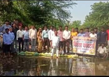 बिरसा फायटर्सच्या वतीने वडगांव येथे श्रमदानातून वनराई बंधारा