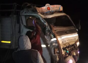 मोठ्ठी बातमी : चरणमाळ घाटात कांद्यानी भरलेला आयशरचा भीषण अपघात, एक ठार, एक जण गंभीर जखमी