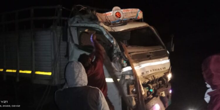 मोठ्ठी बातमी : चरणमाळ घाटात कांद्यानी भरलेला आयशरचा भीषण अपघात, एक ठार, एक जण गंभीर जखमी