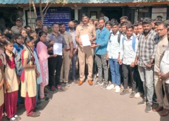 चालक दारू पिवुन झोपल्यामुळे बसला होतो उशीर अधिकार्‍यांचे अजब उत्तर, कोळदा येथील संतप्त नागरिकांचा आंदोलनाचा ईशारा