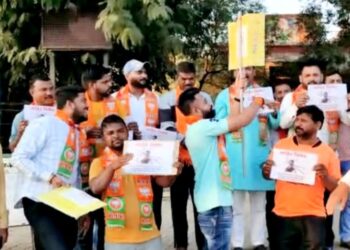 भाजपा युवा मोर्चातर्फे राहुल गांधी यांच्या फोटोला मारले जोडे