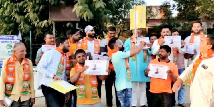 भाजपा युवा मोर्चातर्फे राहुल गांधी यांच्या फोटोला मारले जोडे