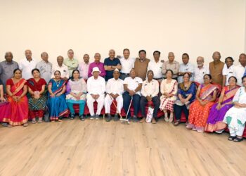 ही दोस्ती तुटायची नाय : मैत्रीचे धागे घट्ट करण्यासाठी ५१ वर्षानंतर व्हॉटसअपच्या माध्यमातुन ते आले पुन्हा एकत्र