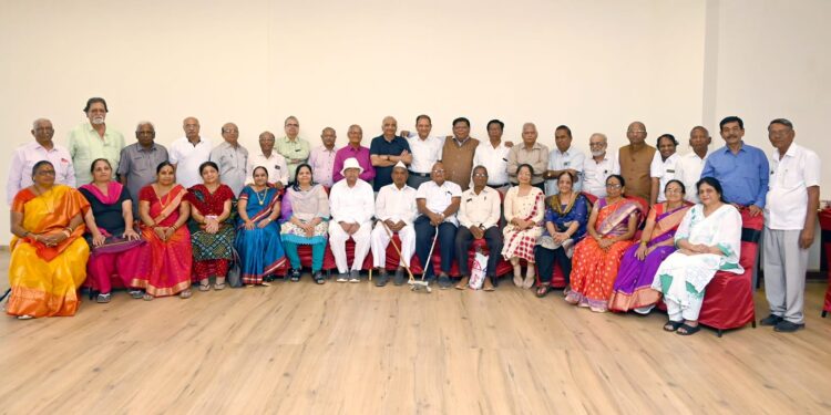 ही दोस्ती तुटायची नाय : मैत्रीचे धागे घट्ट करण्यासाठी ५१ वर्षानंतर व्हॉटसअपच्या माध्यमातुन ते आले पुन्हा एकत्र