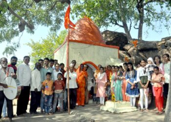 नवसपुर्तीसाठी काशिनाथ बाबा मंदिरावर भाविकांची गर्दी