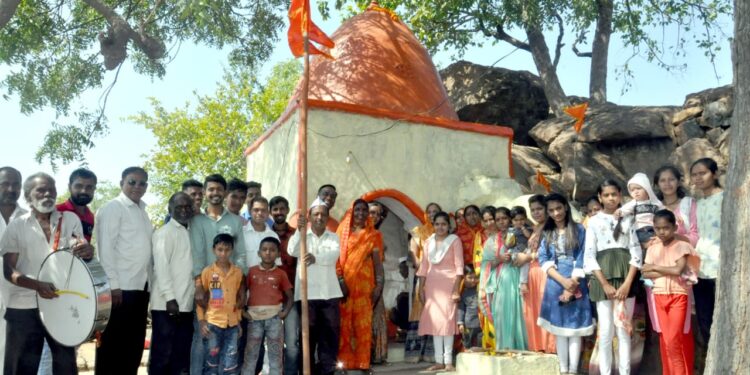 नवसपुर्तीसाठी काशिनाथ बाबा मंदिरावर भाविकांची गर्दी