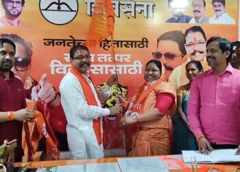 अक्कलकुवा गृप ग्रामपंचायतीच्या माजी सरपंच  उषाबाई बोरा यांचा शिवसेनेत जाहीर प्रवेश