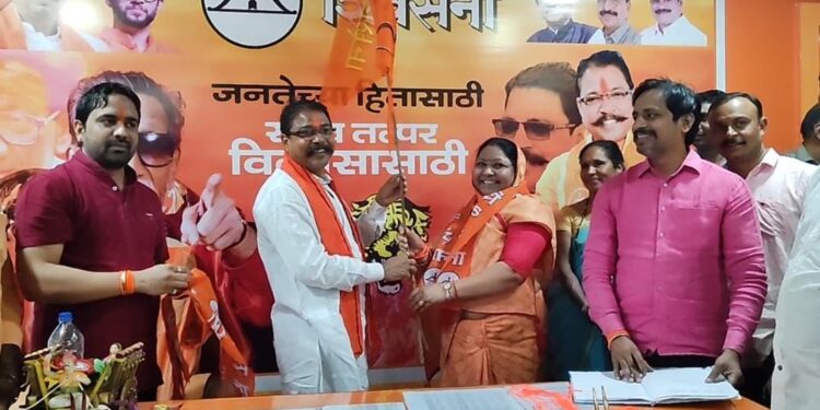 अक्कलकुवा गृप ग्रामपंचायतीच्या माजी सरपंच  उषाबाई बोरा यांचा शिवसेनेत जाहीर प्रवेश