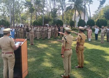 26/11 हल्ल्यातील शहीदांना नंदुरबार जिल्हा पोलीस दलातर्फे श्रध्दांजली व संविधान दिनानिमित्त उद्देशिका करण्यात आले वाचन
