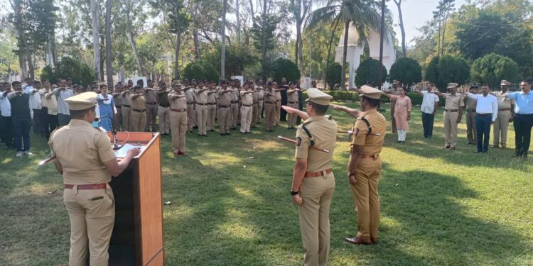 26/11 हल्ल्यातील शहीदांना नंदुरबार जिल्हा पोलीस दलातर्फे श्रध्दांजली व संविधान दिनानिमित्त उद्देशिका करण्यात आले वाचन