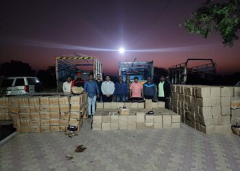 ६३ लाखांचा मद्यसाठा सह वाहन स्थानिक गुन्हे अन्वेषण शाखेच्या पोलिसांनी केला जप्त