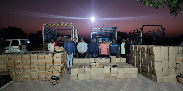 ६३ लाखांचा मद्यसाठा सह वाहन स्थानिक गुन्हे अन्वेषण शाखेच्या पोलिसांनी केला जप्त