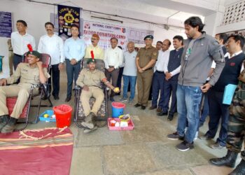 जी.टी.पाटील महाविद्यालयात एन.सी.सी डे निमित्त रक्तदान शिबिर