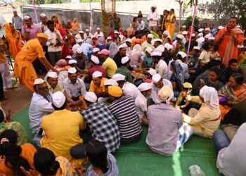 चंपासष्ठीनिमित्त येळकोट, येळकोट जय मल्हारचा जयघोष करीत हजारो भाविकांनी घेतले खंडेरायाचे दर्शन