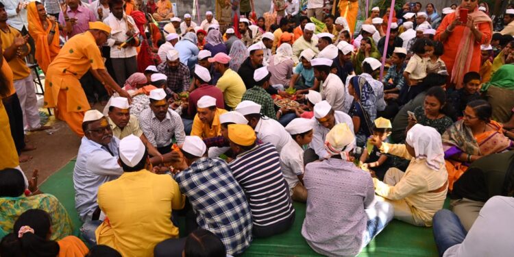 चंपासष्ठीनिमित्त येळकोट, येळकोट जय मल्हारचा जयघोष करीत हजारो भाविकांनी घेतले खंडेरायाचे दर्शन