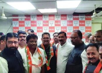 अखेर तळोदा येथील काँग्रेसच्या नगरसेवकासह पदाधिकाऱ्यांचा भाजपात प्रवेश