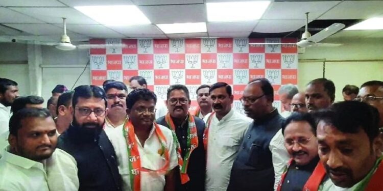 अखेर तळोदा येथील काँग्रेसच्या नगरसेवकासह पदाधिकाऱ्यांचा भाजपात प्रवेश