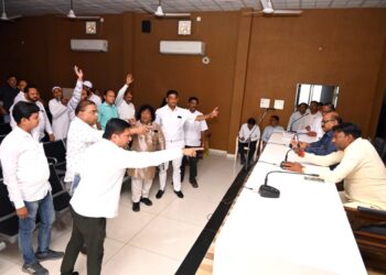 नंदूरबार पालिकेच्या इमारतीच्या कोणशिले वरील नाव हटवण्याच्या विषयावरून सभेत गदारोळ