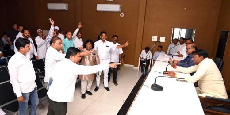 नंदूरबार पालिकेच्या इमारतीच्या कोणशिले वरील नाव हटवण्याच्या विषयावरून सभेत गदारोळ