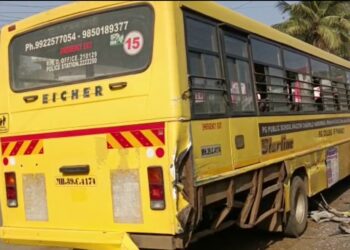 खड्डे चुकवण्याचा नादात स्कूल बस व ट्रकची धडक