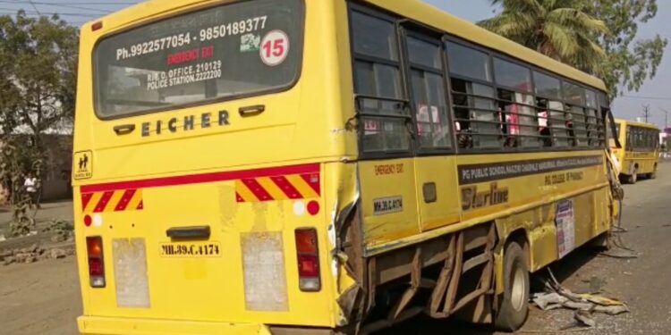 खड्डे चुकवण्याचा नादात स्कूल बस व ट्रकची धडक