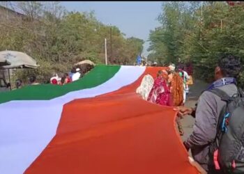 शहादा शहरात तीनशे फूट तिरंगा रॅली