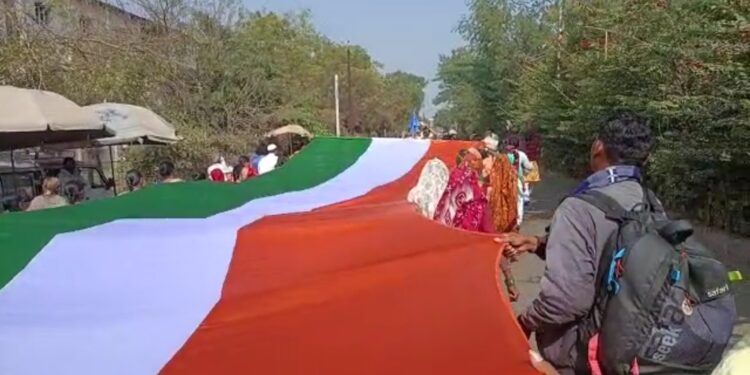 शहादा शहरात तीनशे फूट तिरंगा रॅली