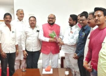 पाणीपुरवठा मंत्री गुलाबराव पाटील यांचे नंदुरबार कुंभार समाजातर्फे स्वागत, कुंभार समाजाच्या प्रश्‍नावर केली चर्चा