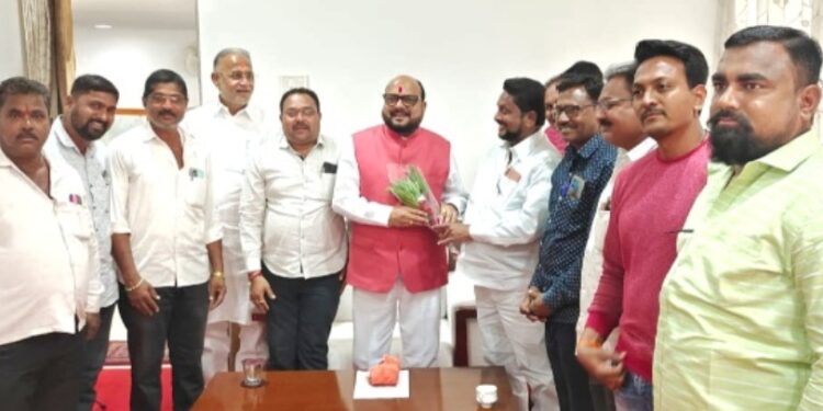 पाणीपुरवठा मंत्री गुलाबराव पाटील यांचे नंदुरबार कुंभार समाजातर्फे स्वागत, कुंभार समाजाच्या प्रश्नावर केली चर्चा