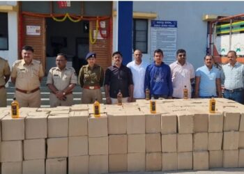 दरा फाट्याजवळ २० लाखांची विदेशी दारू जप्त