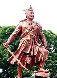 *छ. संभाजी महाराज यांचा पुतळा उभारण्याची मुख्यमंत्र्यांकडे मागणी, स्वरक्ताने लिहलेले  दिले निवेदन