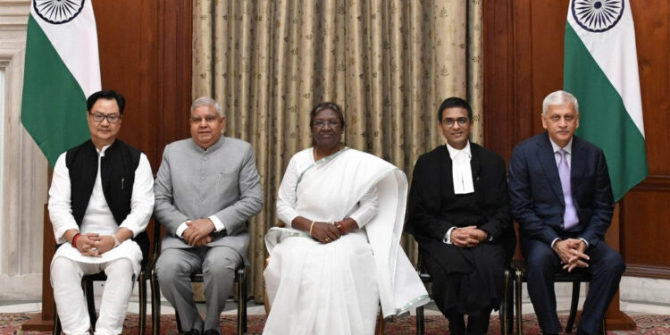 महाराष्ट्राचे सुपुत्र न्या.डॉ.डी.वाय.चंद्रचूड यांनी ५० वे सरन्यायाधीश म्हणून घेतली शपथ