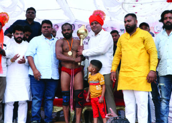 राष्ट्रवादी युवक कॉंग्रेसतर्फे ओपन कुस्ती दंगल; अवघ्या ४ मिनिटात केला पराभव